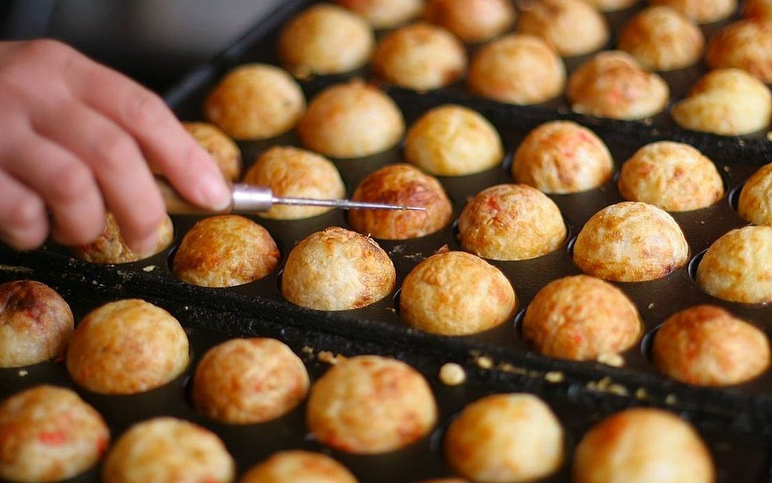 Un pan de masa madre rústico con corteza dorada y crujiente